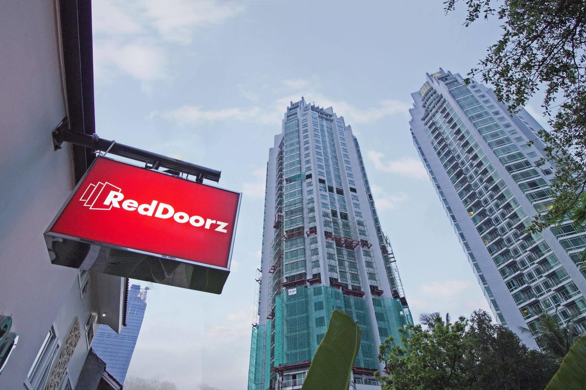 Reddoorz Plus @ Setiabudi Eight Джакарта Экстерьер фото