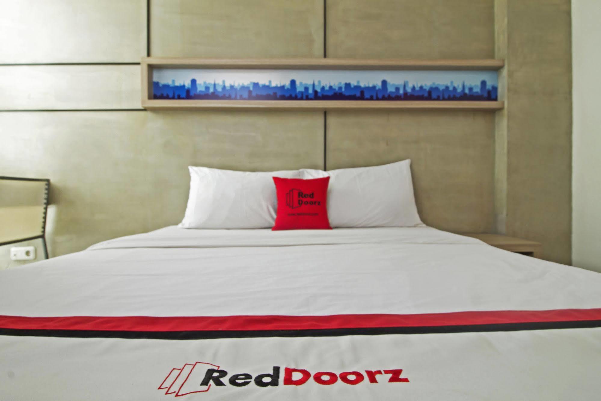Reddoorz Plus @ Setiabudi Eight Джакарта Экстерьер фото