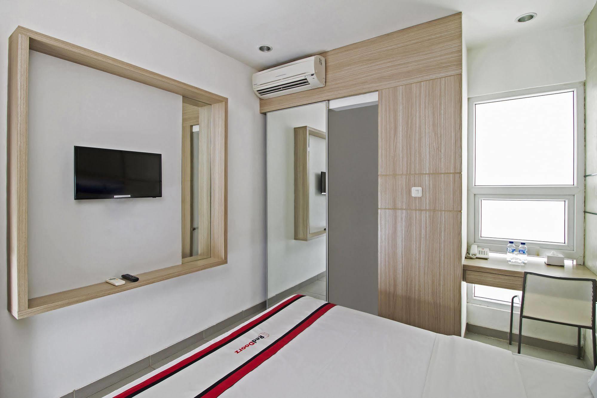 Reddoorz Plus @ Setiabudi Eight Джакарта Экстерьер фото