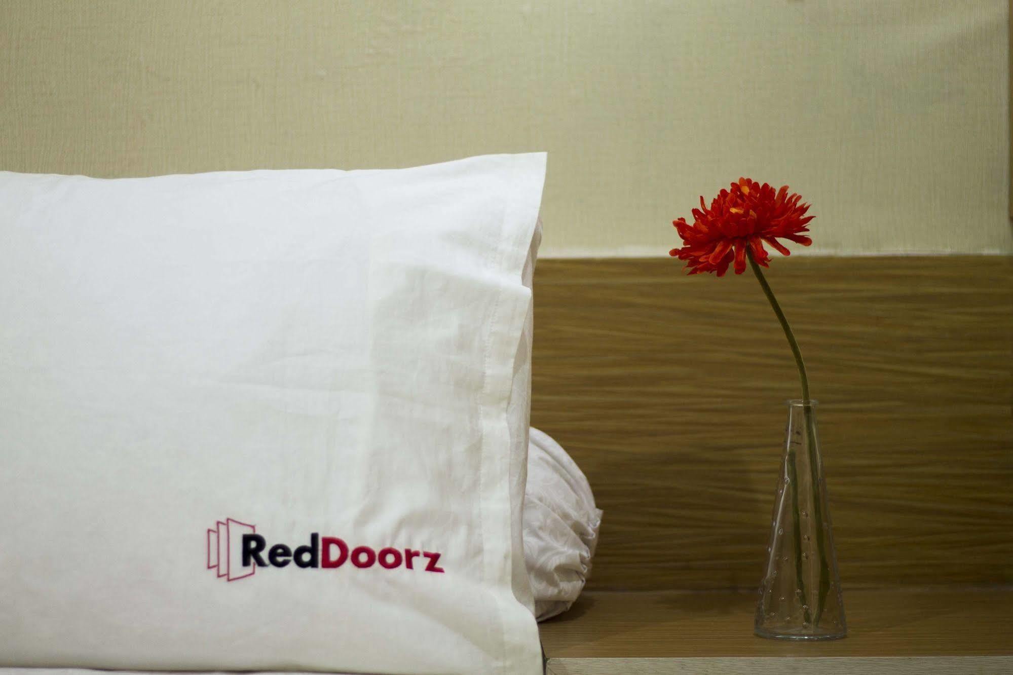 Reddoorz Plus @ Setiabudi Eight Джакарта Экстерьер фото
